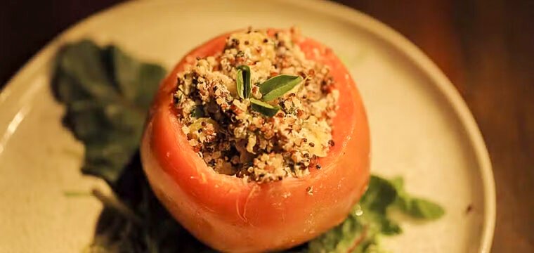 Tomate recheado com quinoa, nozes e queijo de cabra