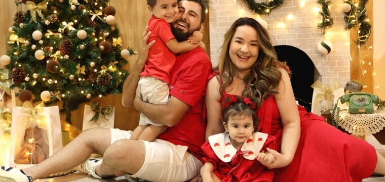O lindo casal Layza Bahiense – Michel Passos curte o encantamento do Natal, com os filhos Théo e Helena.