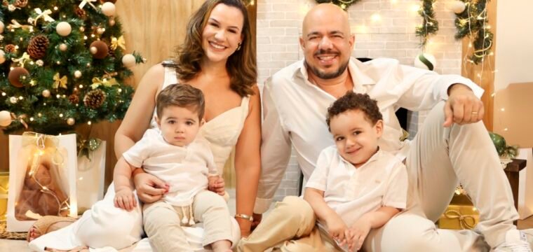 Os pais Natália e Léo querem oferecer aos filhos Benício e Isaque um Natal inesquecível!