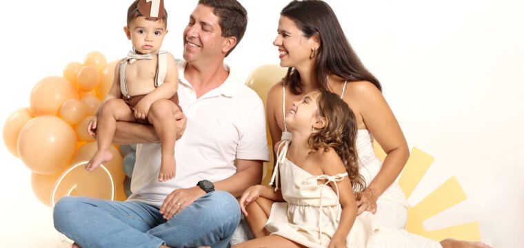 Os pais José Augusto e Débora, com a filha Manoela e o caçula Felipe.