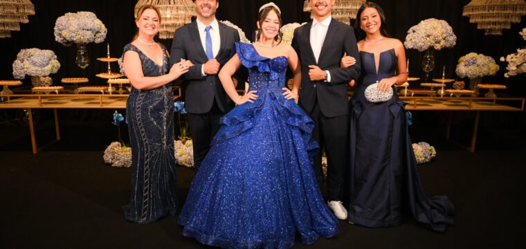 A influencer Maria Fernanda Pruculi comemorando seus 15 anos