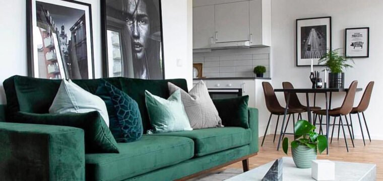 Sala moderna neutra com  toques de verde e azul nos móveis, destacando a cor do ano