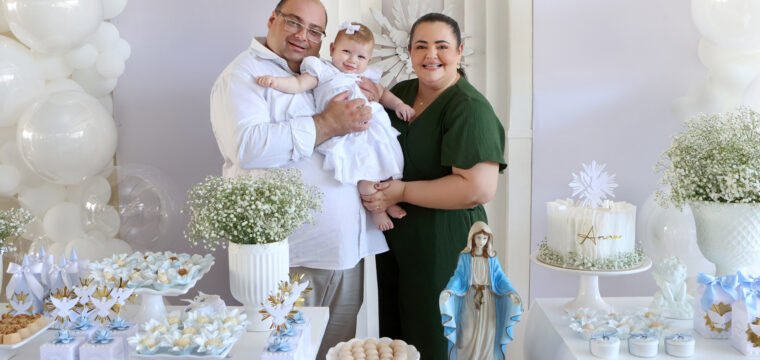 Juliana Guimarães e Tiago Contarini no batizado da pequena Anna