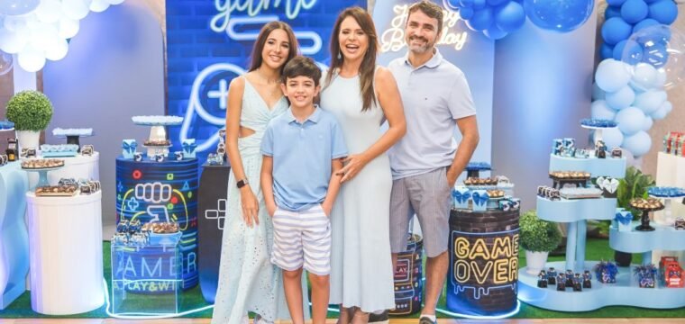 Lísis, Marcelo e Laysa comemorando 10 anos do Théo