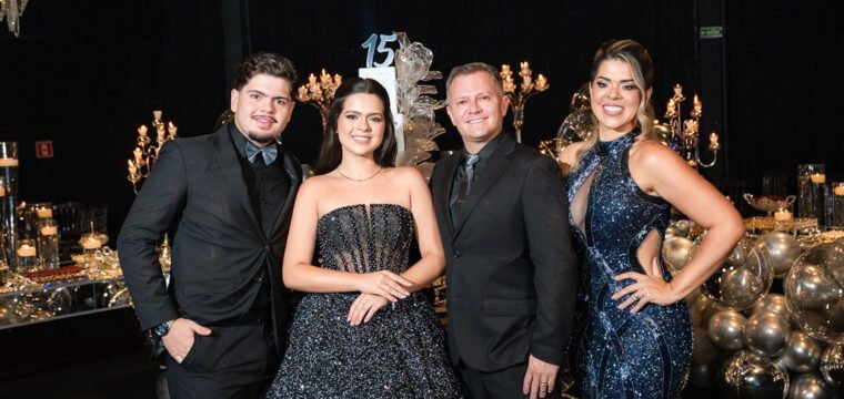 Wellington, Marcela e Arthur comemorando 15 anos da Mariana.