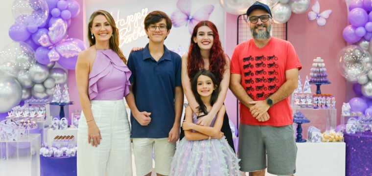 Rodrigo Souza e Priscilla Thomaz ao lado dos filhos Catarina, Joana e Samuel