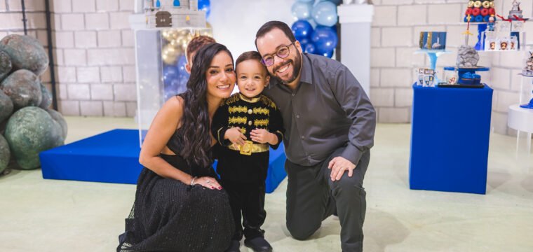 Dayane e Adriano comemorando 2 anos do Arthur