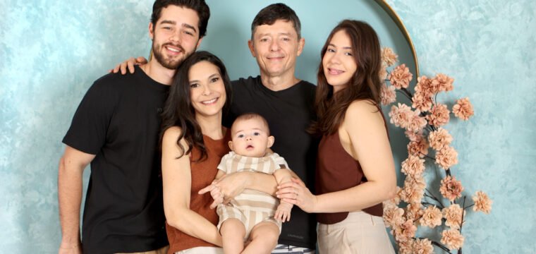 Que linda família formam o papai Leandro, a mamãe Paula e os filhos Pedro, Isabella e o pequeno Rafael
