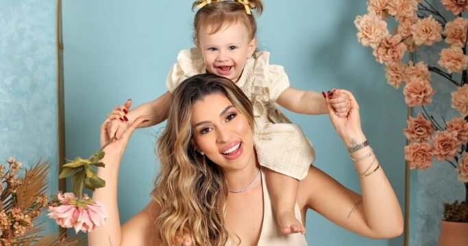 A bela Thalyta Fernandes ao lado da pequena Malu