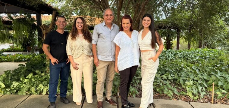 O Cachoeirense Presente 2026, maestro Adilson Dillem com a equipe do Entre Elas Podcast: a diretora Luciana Fernandes, a apresentadora Marilene Depes, a gestora de mídias sociais Mariá Tavares e o produtor Marcelo Garruth