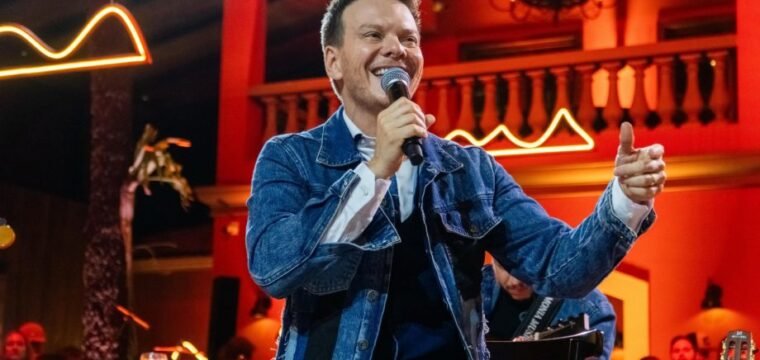 Michel Teló é o destaque da programação deste domingo (28) na Festa de Cachoeiro