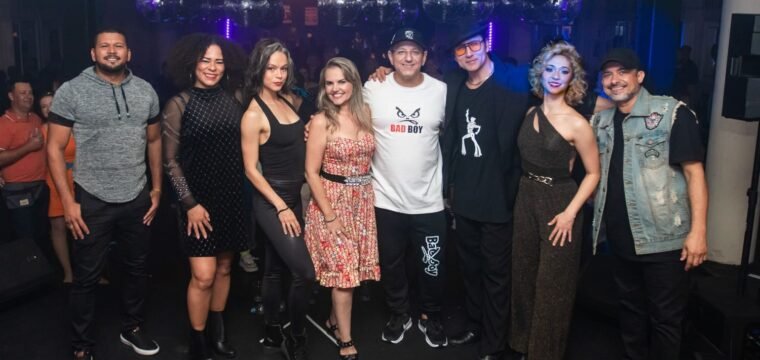 O brilhante empresário Anderson Del’Puppo, idealizador do Retrô Music, ao lado da equipe de artistas que fez do evento uma das festas mais animadas do ano