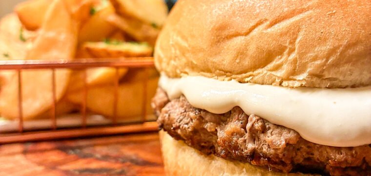 Hambúrguer artesanal  com molho de gorgonzola