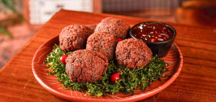 Bolinho de feijoada com geleia de pimenta e couve crispy