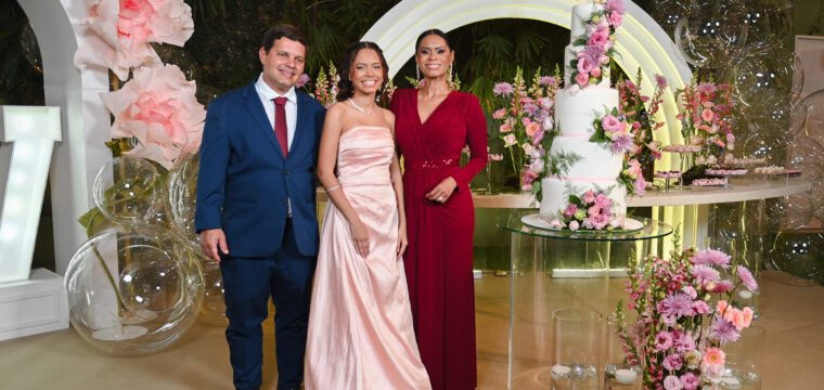 Maria Vitória comemorou seus 15 anos! No registro com seus pais Vinicius e Graciana