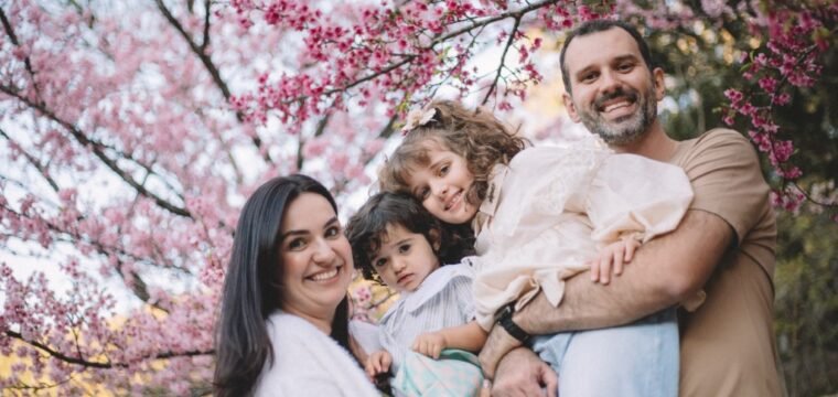 O casal Caio Brunoro e Simone Morini é só amor, carinho e encantamento pelas filhas Clara e Ana