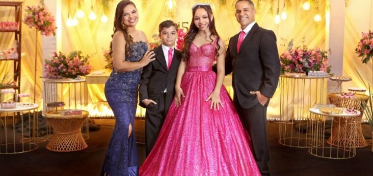 Mayara fez 15! No registro com seus pais Adelson, Alice e seu irmão Samuel.