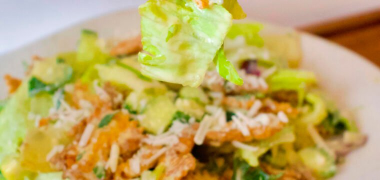 Salada de macarrão crocante vira febre nas redes