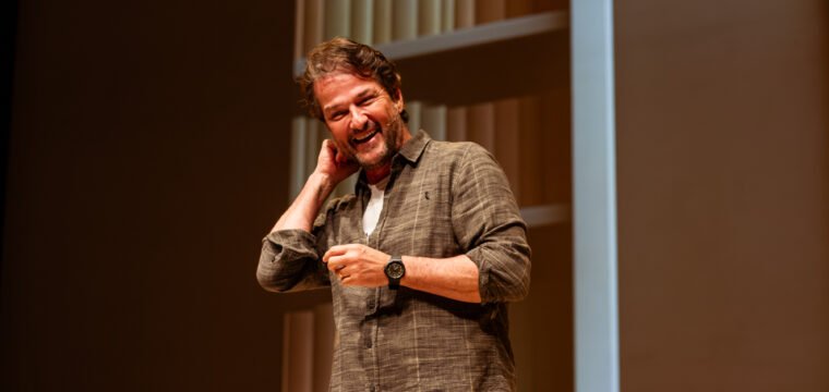 Marcelo Serrado traz espetáculo de comédia ‘Terapia’ a Vitória