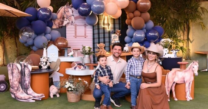 Débora, Cezar e Giovani comemorando 4 anos do Julio César