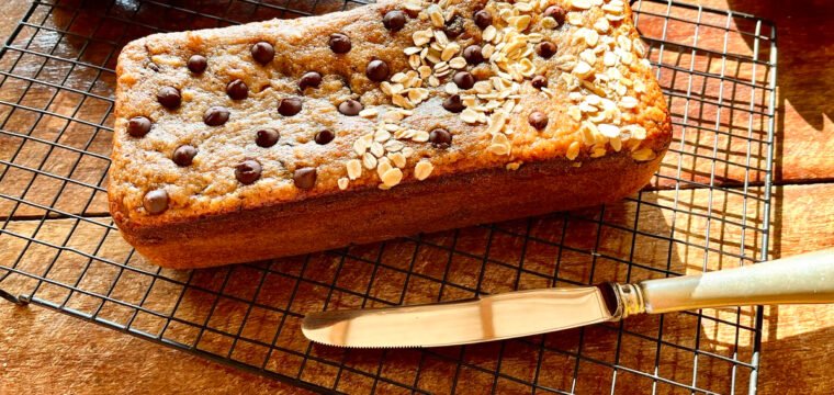 Bolo fit de banana com aveia e uva-passa