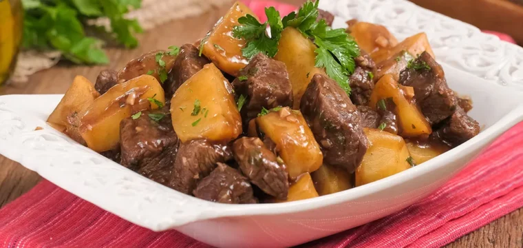 Carne de panela com batatas