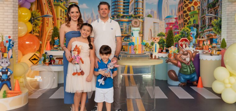 Felipe fez 5! No registro com seus pais Robson, Renata e sua irmã Cecília