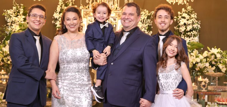 Juliana e Bruno comemorando “Bodas de Prata” com os filhos Caio, Arthur, Matheus e Lavinia